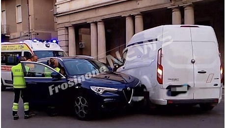 Incidente tra furgone e auto, un passeggero accusa un malore: traffico in tilt