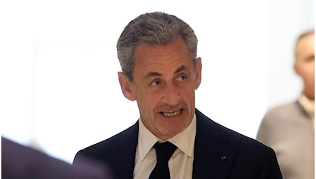 Nicolas Sarkozy, nuovo processo per finanziamento illegale: l’ex Presidente rischia 10 anni di carcere