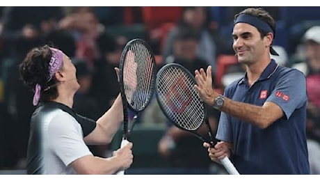 Federer ritorna in campo a Shanghai per un'esibizione. VIDEO