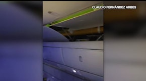 Brasile, l'interno del Boeing dopo l'atterraggio di emergenza a causa della forte turbolenza