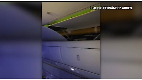 Brasile, l'interno del Boeing dopo l'atterraggio di emergenza a causa della forte turbolenza