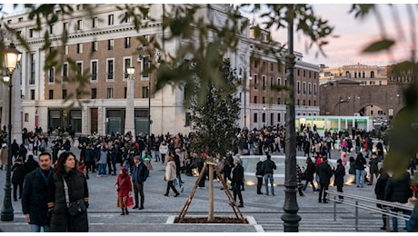 Roma, a Piazza Pia c’è il pienone. «Finalmente senza auto»