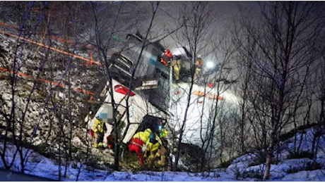 Norvegia, bus esce di strada e finisce nel lago: le operazioni dei soccorritori nella tempesta