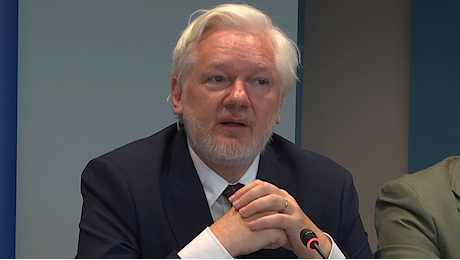 Meglio tardi che mai: il Consiglio d’Europa riconosce Assange “prigioniero politico”